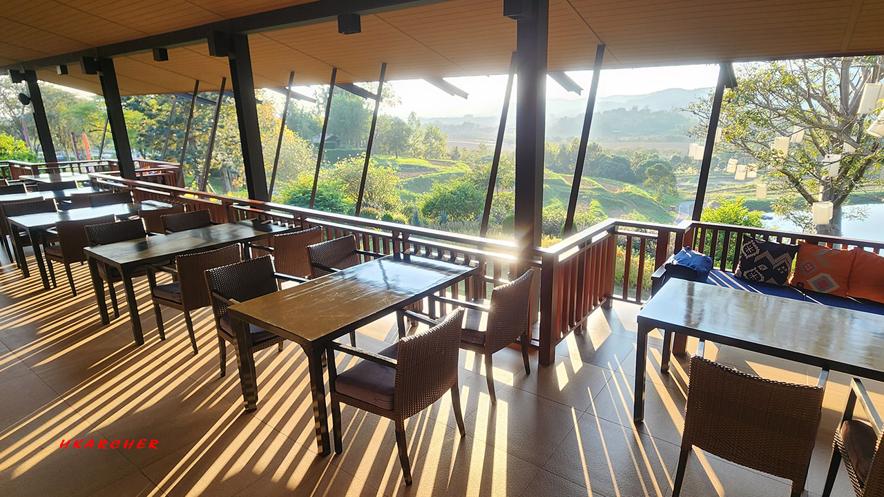 Bhu Bhirom Farm 餐廳日落下的一角