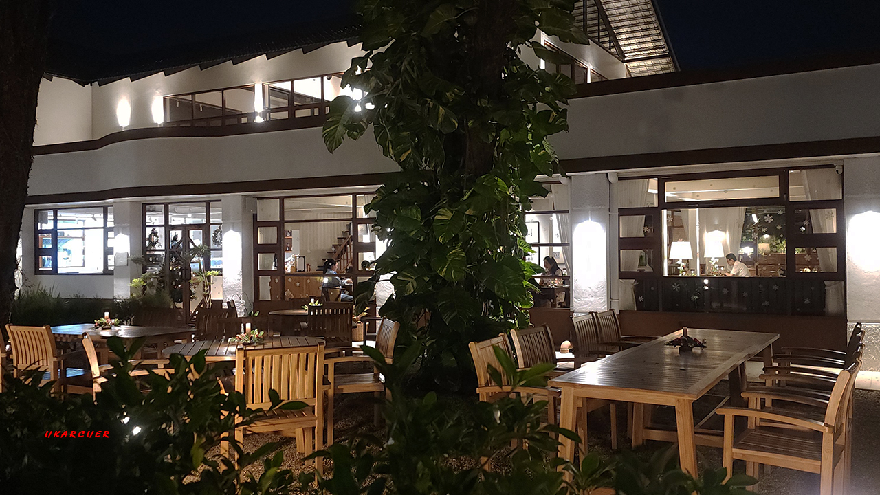 餐廳前的一片露天坐位