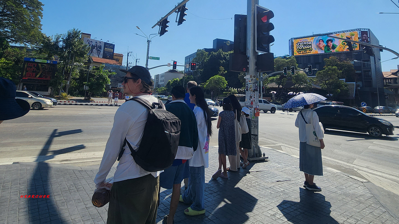 逃避太陽目光的柱男柱女